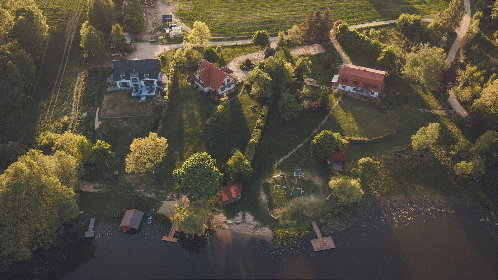 Trzy domy, plaża i&nbsp;pomosty nad Opławcem
