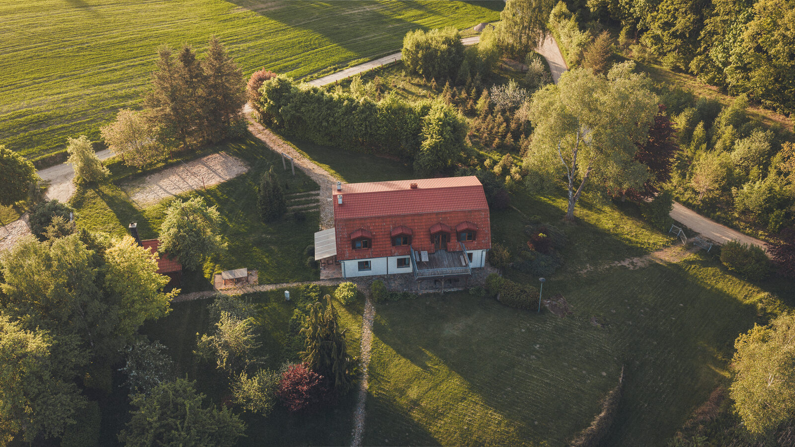 Leśniczówka i&nbsp;podjazd, dookoła łąki i&nbsp;las