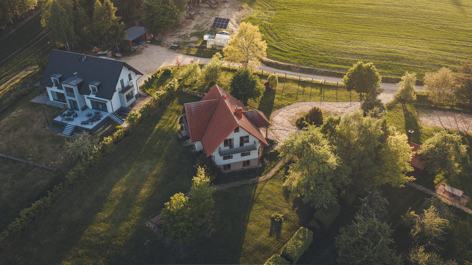 Biały dom z&nbsp;czarnym dachem i&nbsp;Leśniczówka
