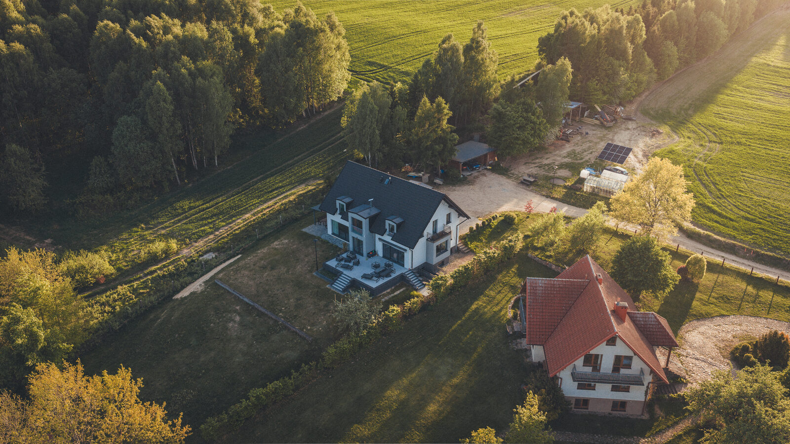 Biały dom i&nbsp;Dom od&nbsp;drogi z&nbsp;lotu ptaka, wjazd na&nbsp;teren