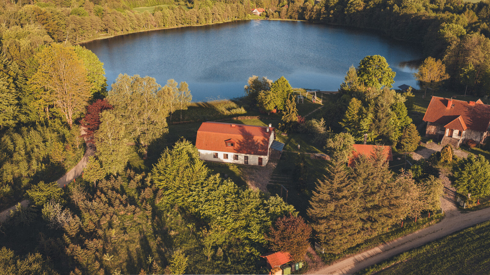 Domy gospodarstwa nad brzegiem jeziora Opławiec