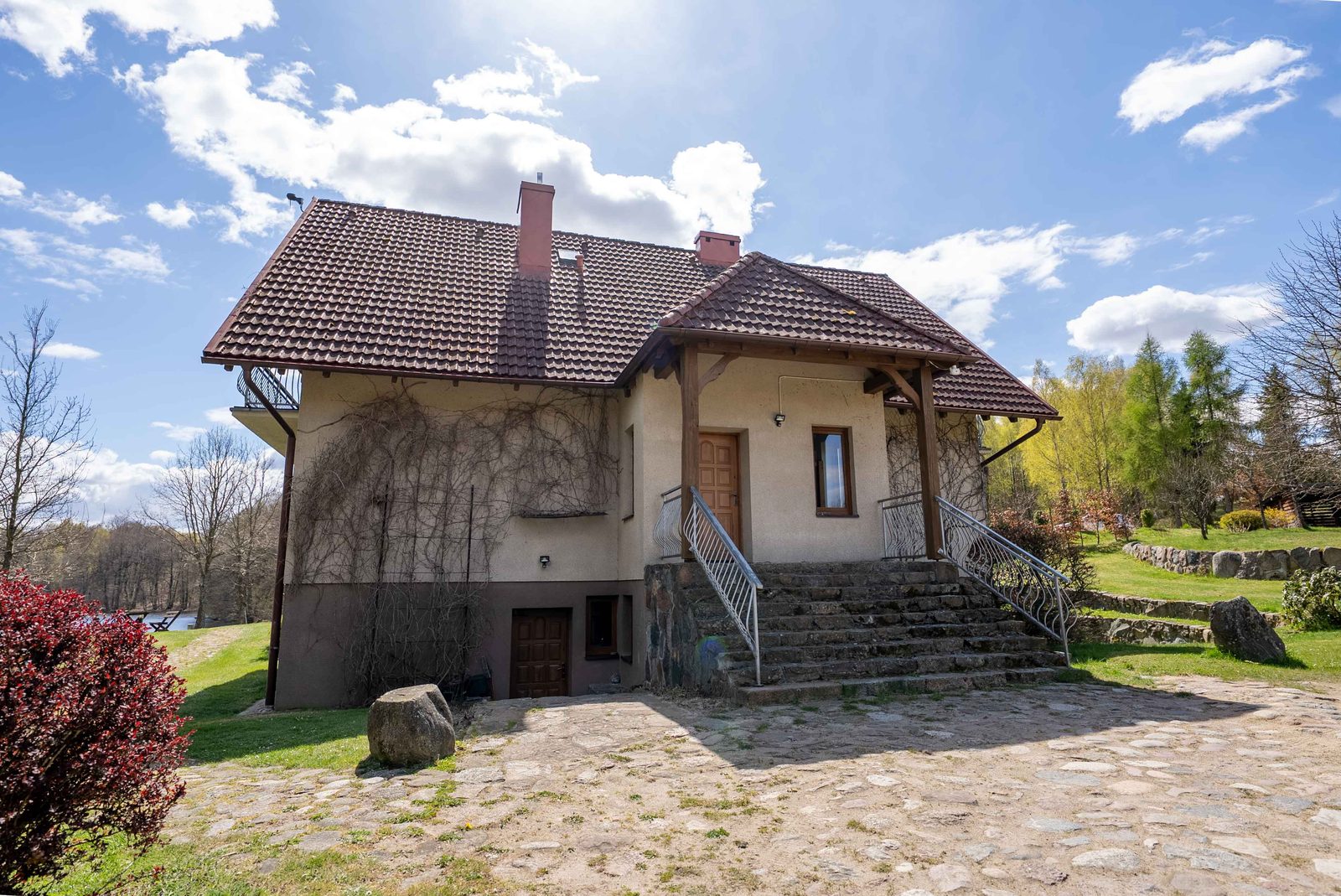 Leśniczówka od strony podjazdu - agroturystyka Jabłończ nad jeziorem Opławiec