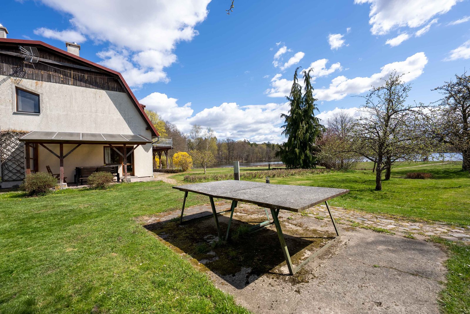 Stół piknikowy i miejsce na ognisko - agroturystyka Jabłończ nad jeziorem Opławiec
